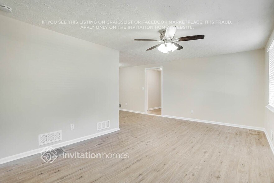 Building Photo - 6265 Lakeview Dr