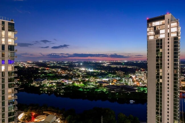 Building Photo - 610 Davis St