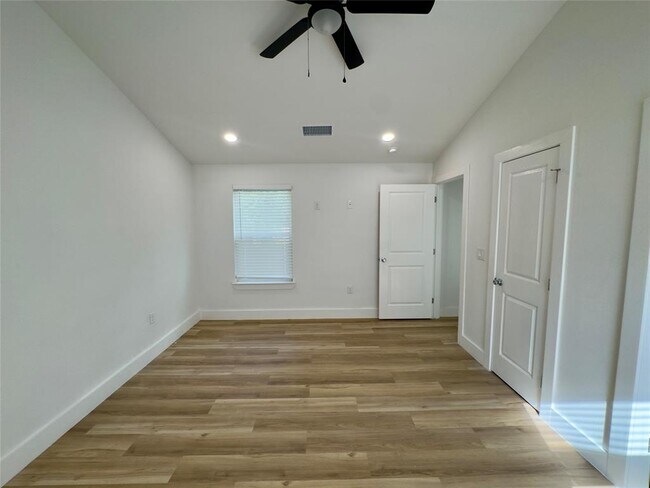 Building Photo - 715 E Live Oak St