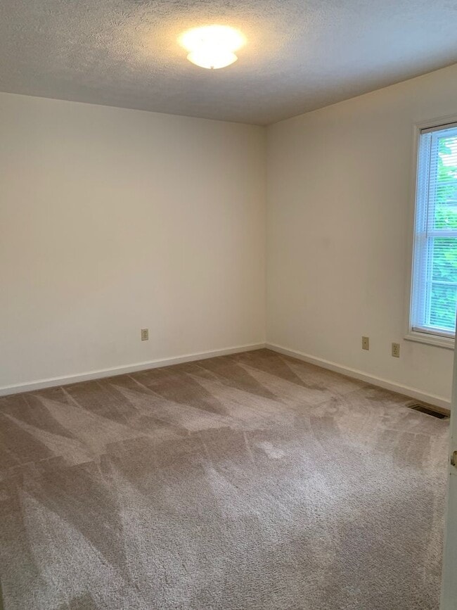 Building Photo - 2 Bedroom 2.5 Bath Townhouse