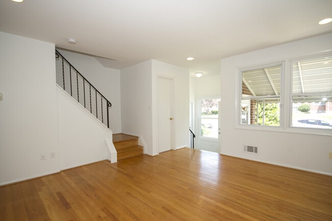 Building Photo - Welcome to this lovely 3bd 1.5bth home!