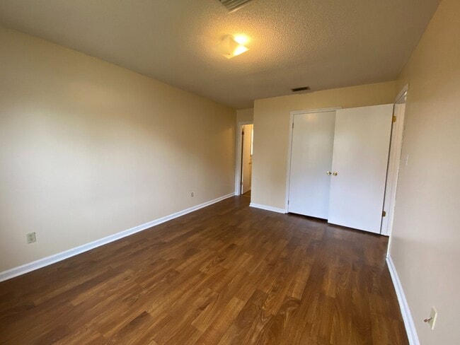 Building Photo - 6111 Vinnie Dr