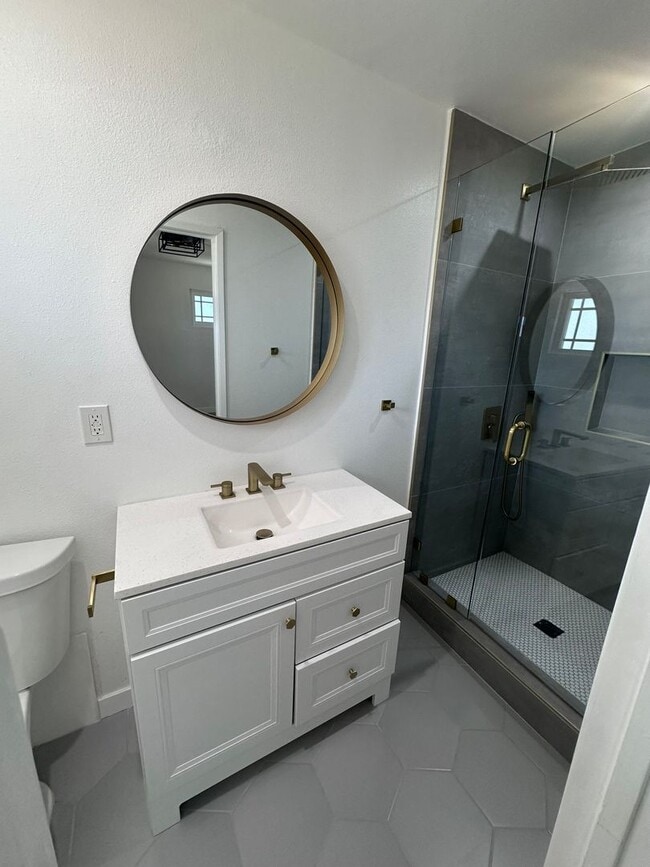 Building Photo - Spacious 3 Bed 3 Bathoom in Long Beach