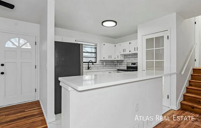 Building Photo - 4912 N Sycamore Dr