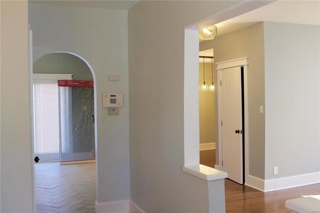 Building Photo - Absolutely adorable 3 bedroom/1.5 bath house in Ritenour school district!