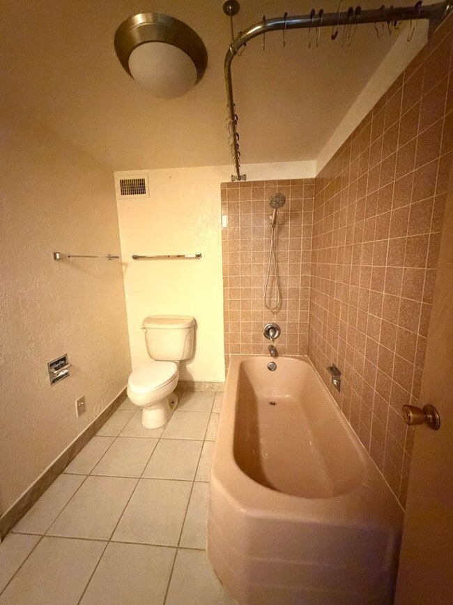 Building Photo - Cozy 2 Bedroom 1.5 Bathroom