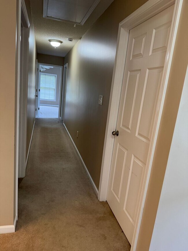Building Photo - Lenoir City 37771 - 4 bedroom 2.5 bath - call Sharon Arnwine 865-313-7215