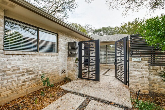 Building Photo - RENOVATED 2-BEDROOM IN WHISPERING OAKS