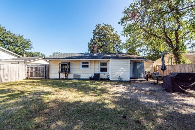 Building Photo - Comfortable Home Minutes from Park Circle