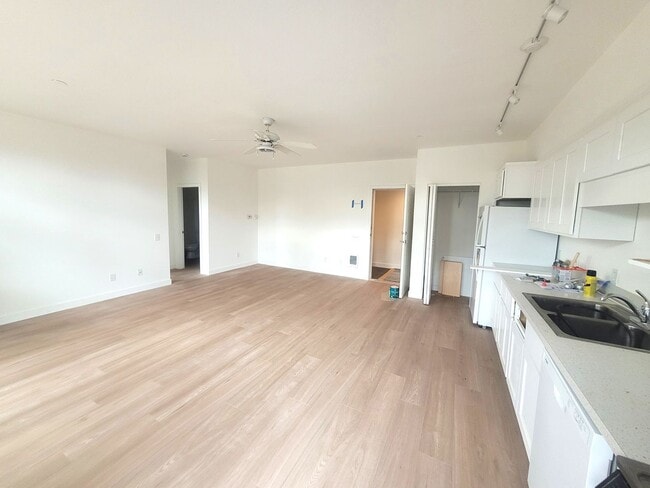 Building Photo - Remodeled One Bedroom with Large deck - H ...