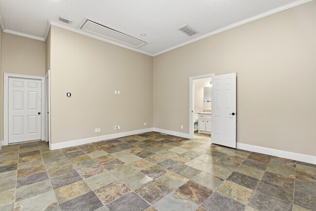 Building Photo - 30 N Palmiera Cir