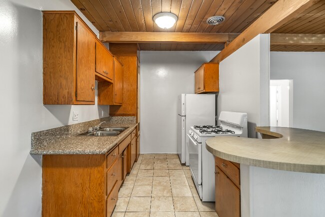 Building Photo - 826 S Grand View St