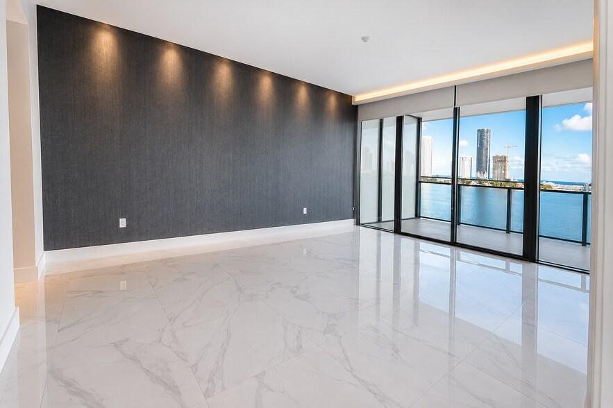 Building Photo - 5000 Island Estates Dr