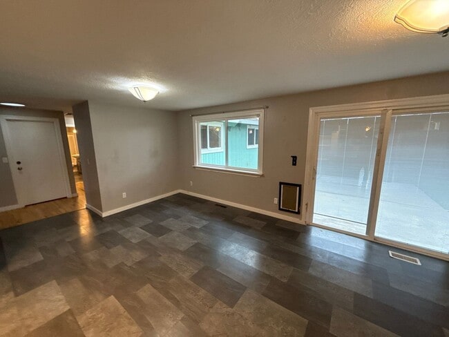 Building Photo - 3677 Carmelle Ct NE