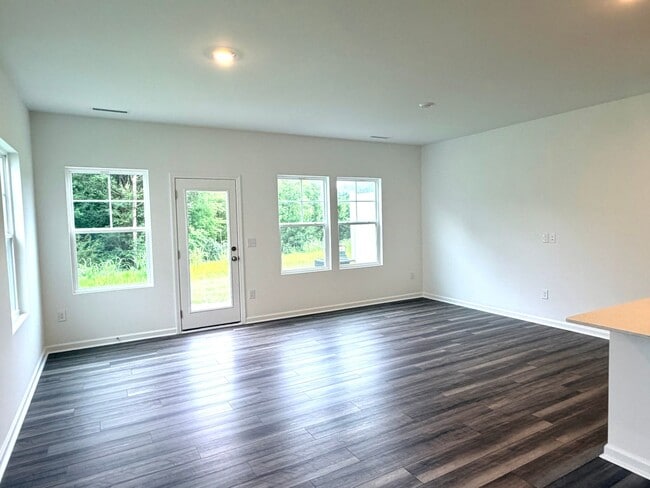 Building Photo - ~~ Luxurious End Unit 3-bedroom Townhome ~~