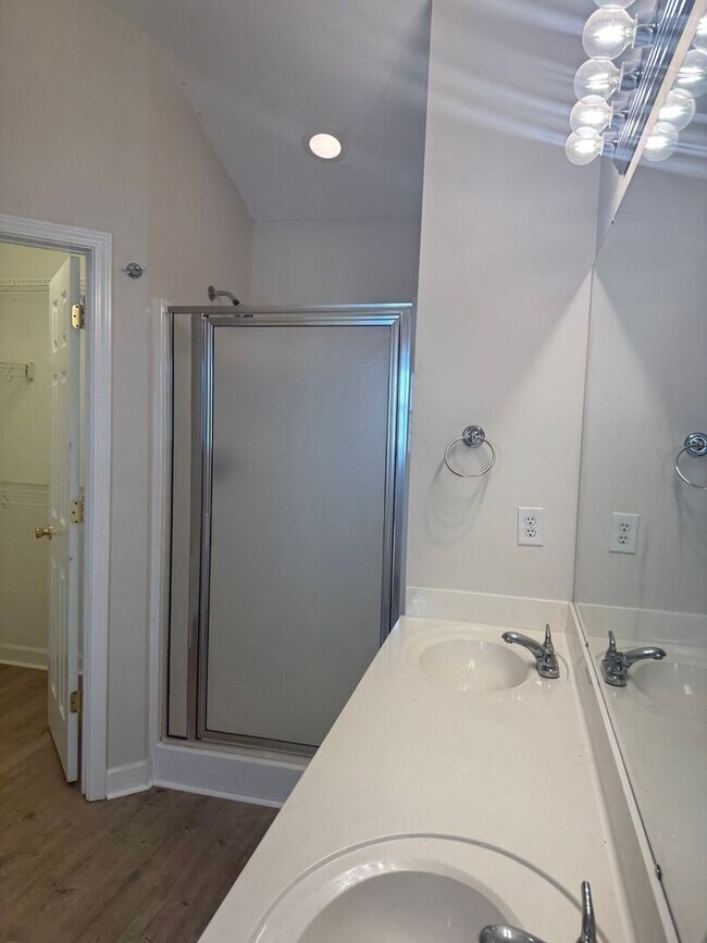 Building Photo - Updated 3 bedroom