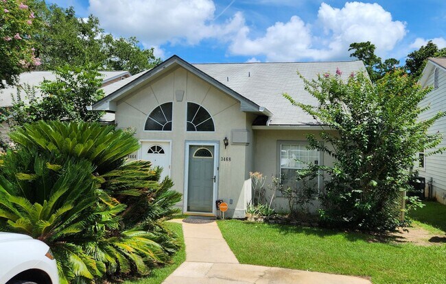 Building Photo - 3 bedroom townhome for rent in NE Tallahassee, wood floors, fenced yard available for a move in r...