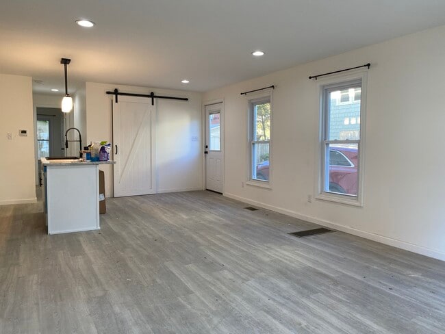 Building Photo - 470 W 2nd St