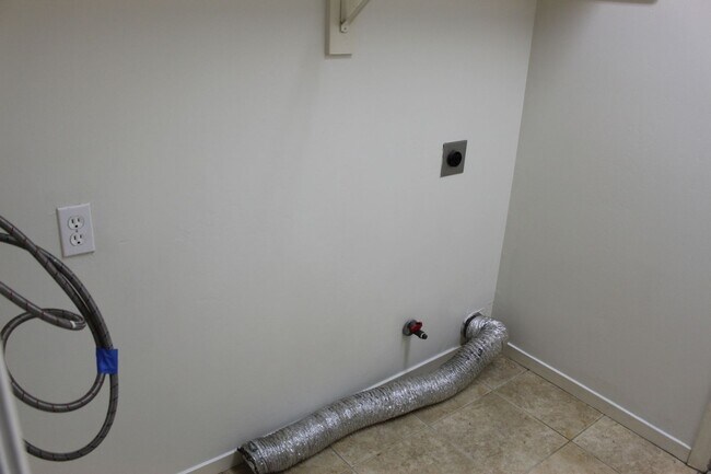 Building Photo - Beautiful Spacious Home for Rent Near Hosking and Mckee Area