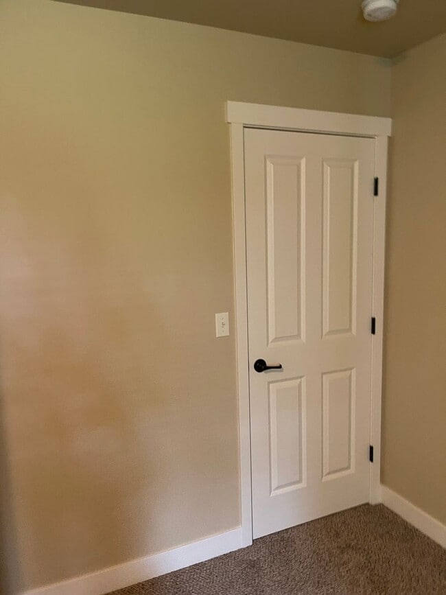 Building Photo - Beautiful 4 Bedroom in a small and exclusive neighborhood