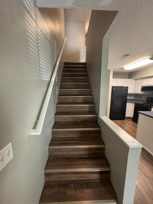 Building Photo - 210 Mousas Way