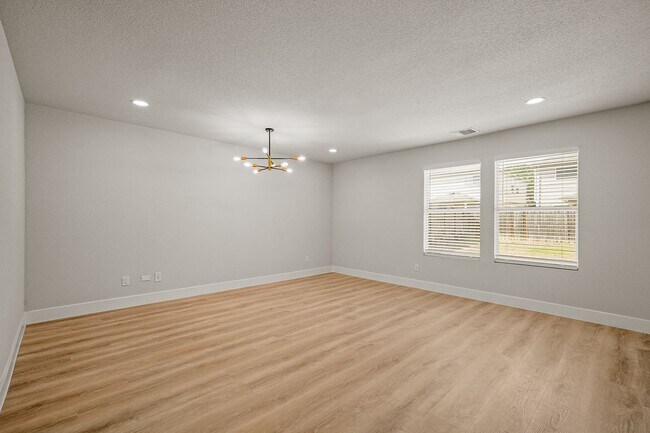 Building Photo - BEAUTIFUL 4 BEDROOM PROPERTY LOCATED IN BU...