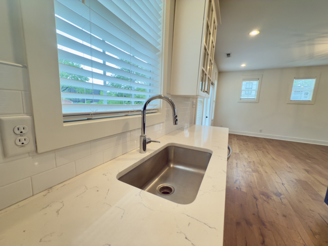 Building Photo - Beautiful 3 bed 3 bath WALKABLE to restaur...