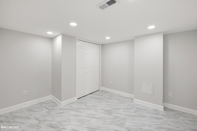 Building Photo - 46267 Terrace Dr