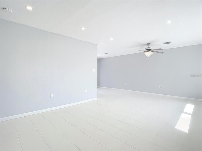 Building Photo - 3095 Pinetree St