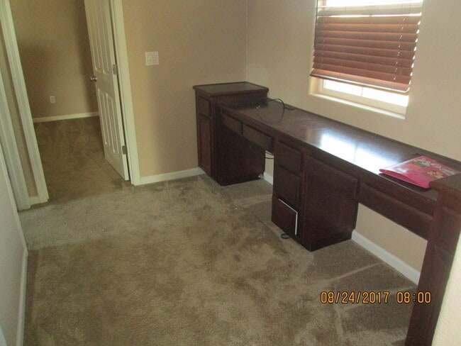 Building Photo - 3 Bedroom 2 Bathroom Home with Garage