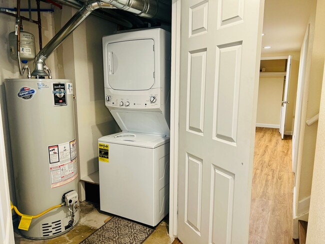 Building Photo - 3 Bed-1 Bathroom Available in Anshutz Medical Center Area - Duplex lower unit