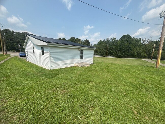 Building Photo - 3 bed 1 bath Single Family Available NOW