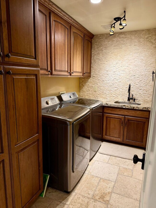 Building Photo - 2 bedroom Golf course Condo