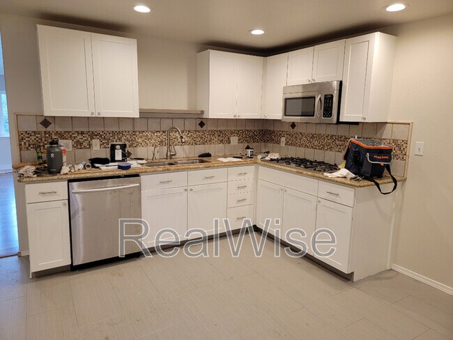 Building Photo - 344 W Selmar Ct