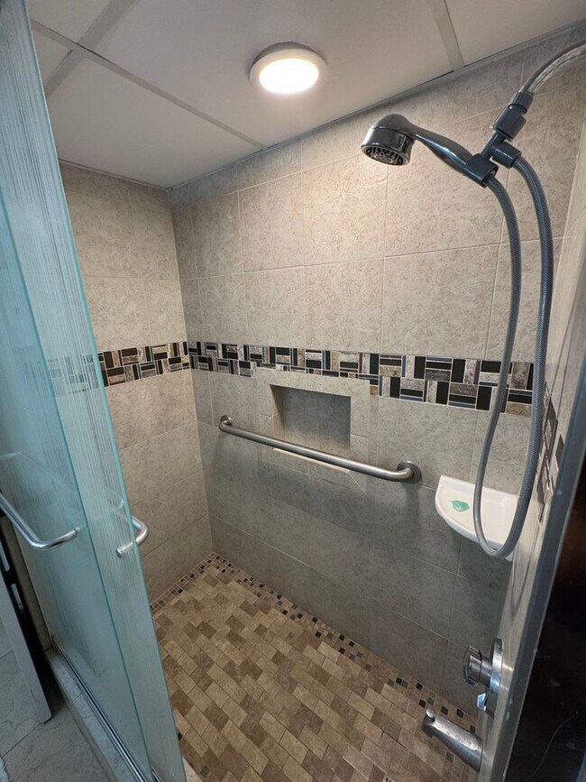Building Photo - Luxury High-Rise Living with Panoramic Oce...