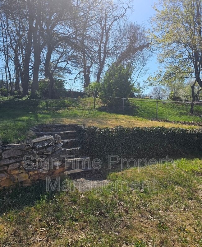 Building Photo - 10907 Lincoln Ave