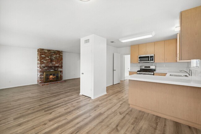 Building Photo - 375 Woodland Pl