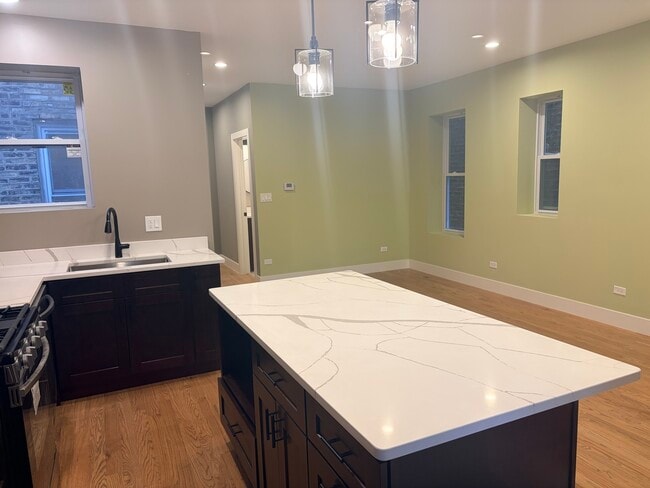 Building Photo - 2719 W Augusta Blvd