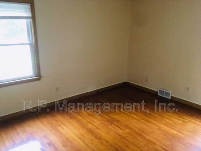 Building Photo - 1250 Jessamine Ave E