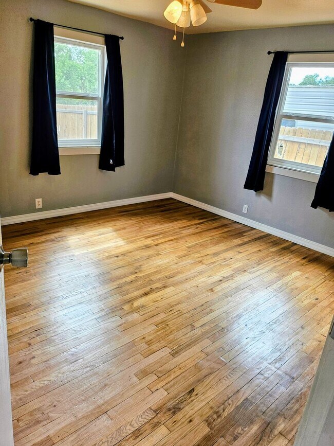 Building Photo - ALL PROSPECTIVE TENANTS MUST SUBMIT A $58 NON-REFUNDABLE APPLICATION FEE PER APPLICANT ONLINE AND...