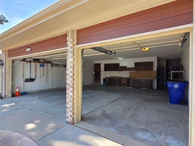 Building Photo - Single-Family Home in Near-Perfect Condition | 931 square foot 3-Car Garage!! | Covered Patio | L...