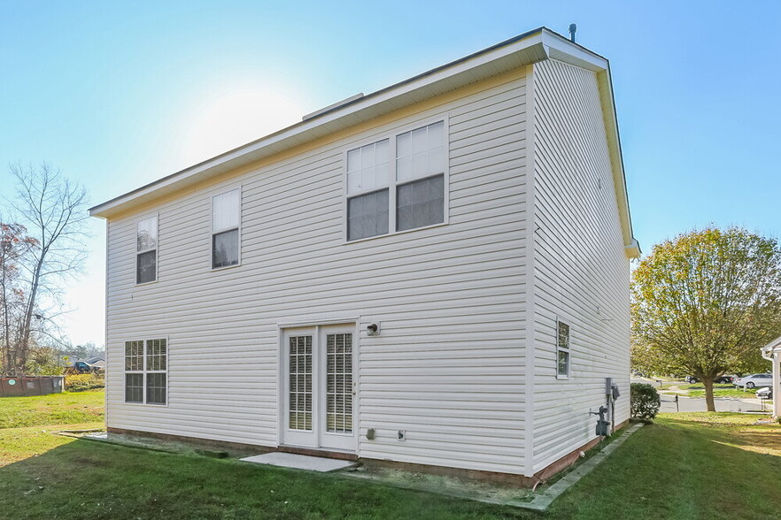 Building Photo - 6370 Day Lilly Ln