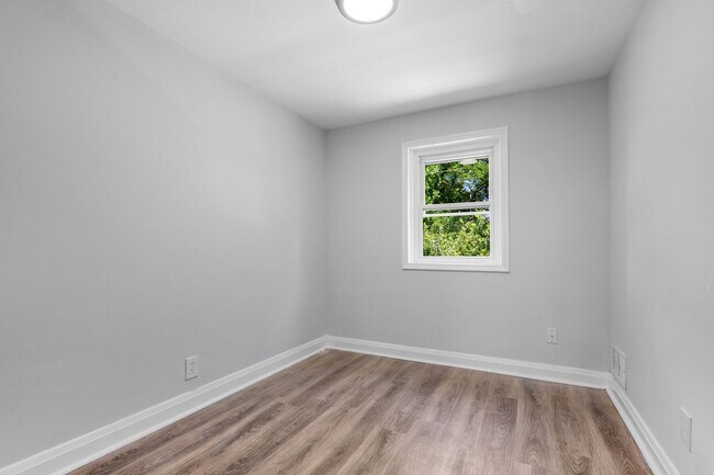 Building Photo - PENDING - Newly Renovated 3 Bedroom 2 Bathroom in