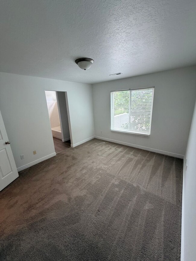 Building Photo - PAY NOTHING UNTIL AUGUST 1ST- 3 Bed, 2.5 Bath Townhome in Pleasant Grove