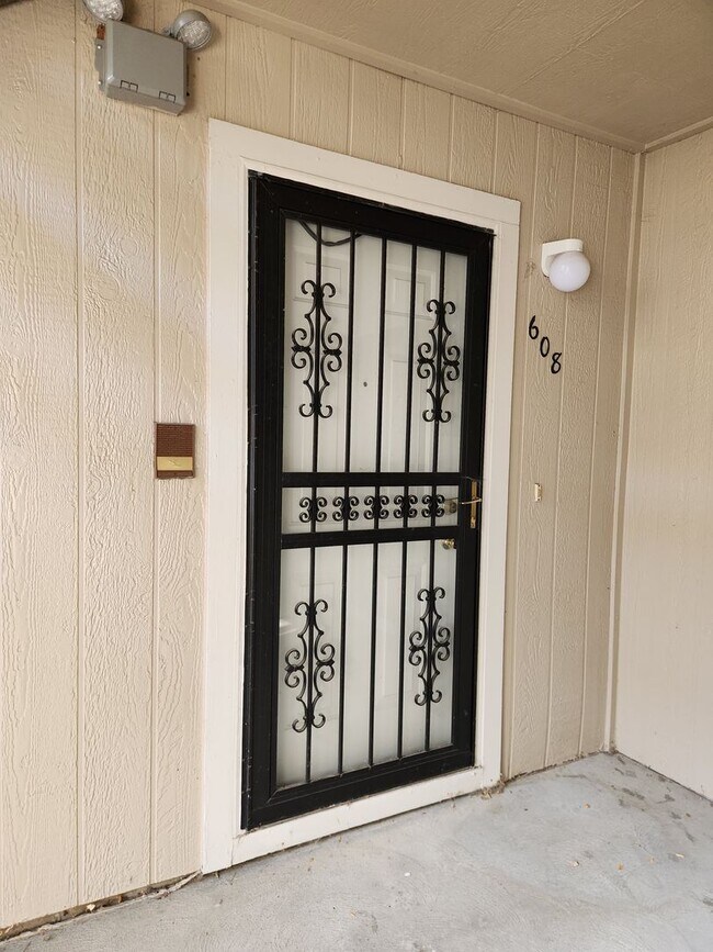 Building Photo - Amazing first floor unit in Arvada!