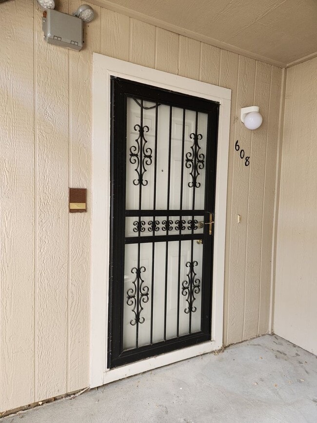 Building Photo - Fresh paint! Amazing first floor unit in A...