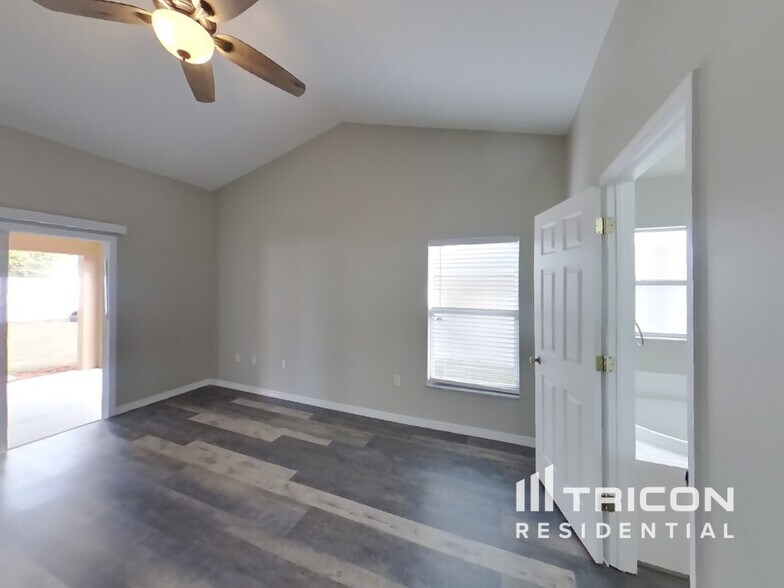 Building Photo - 3130 Wiltshire Ave