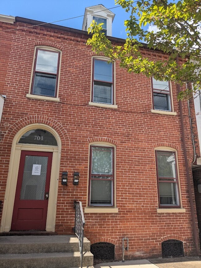 Building Photo - 704 N Lime St