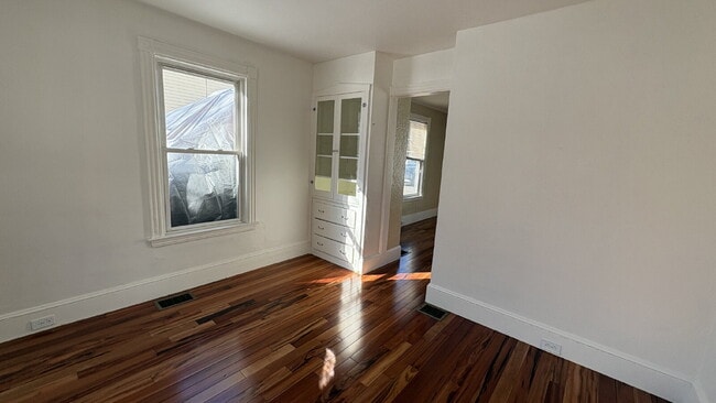 Building Photo - Charming 3-Bed Home with Gleaming Hardwood Floors in Westbrook – Your Cozy Retreat Awaits!