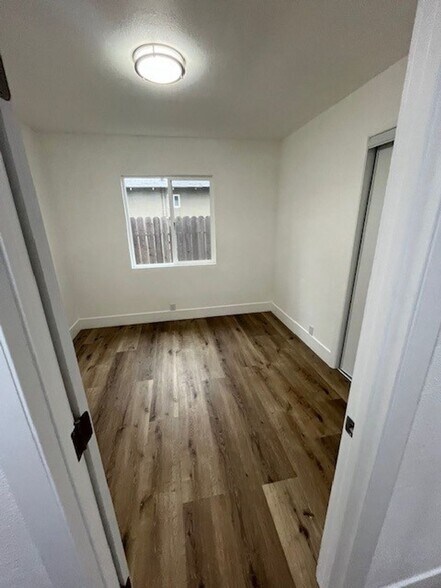 Building Photo - 916 N Mooney Blvd